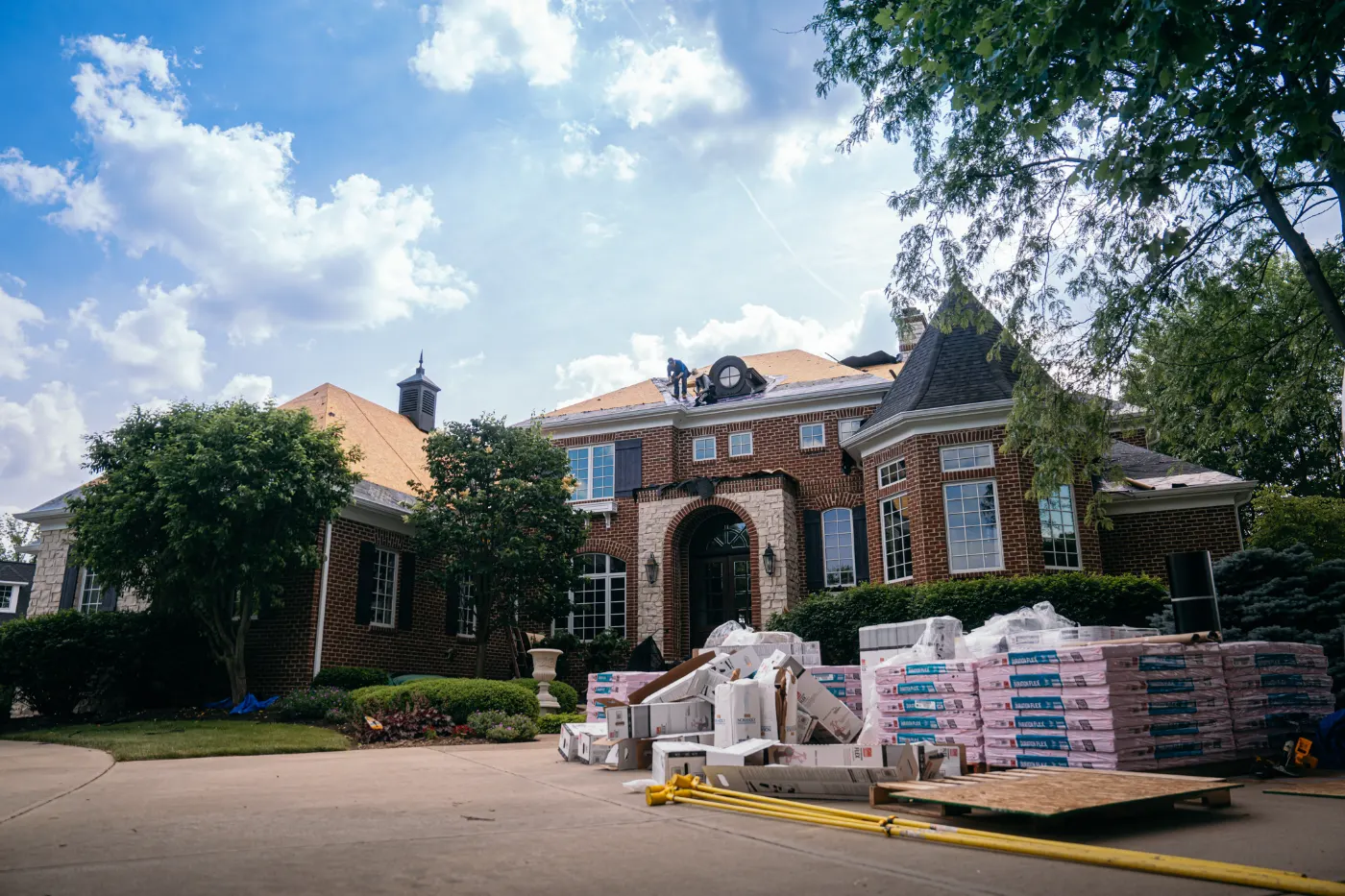 Manufacturer-certified roof installation in Nora